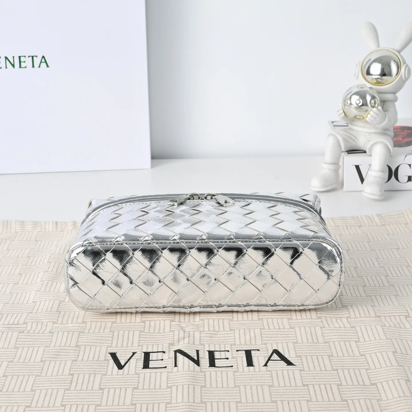 Batch 1360 #BV New Vanity Case Rope Cosmetic Bag, 🎈The metallic luster is super eye-catching and the festive atmosphere is perfect✨✨It adopts the brand's most classic cowhide weaving, with two-way zipper opening and closing, the overall style is retro and elegant, the top handle can be adjusted at will, the shoulder strap can be adjusted at will, the hand is elegant, and the cross-body is casual and casual, unlocking various concave styling scenes🎬 Model 9109 Size: 22x12.5x5